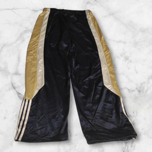 Entdecke unsere Vintage Track Pants von Nike und anderen Marken, erhältlich bei Valuxery.de - Dein Shop für trendige Vintage - Kleidung. Unsere Track Pants sind aus hochwertigen Materialien und