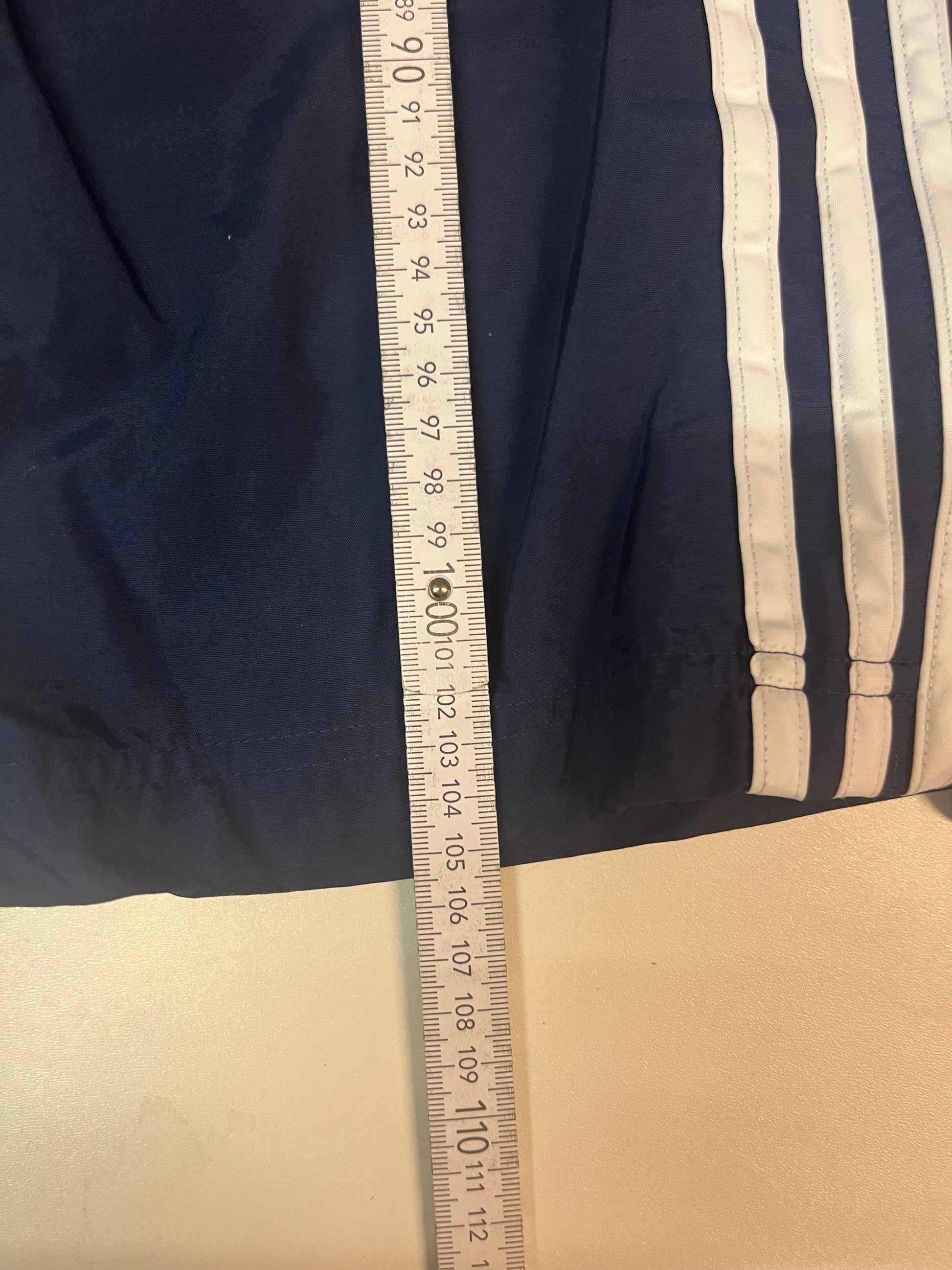 Entdecke unsere Vintage Track Pants von Nike und anderen Marken, erhältlich bei Valuxery.de - Dein Shop für trendige Vintage - Kleidung. Unsere Track Pants sind aus hochwertigen Materialien und