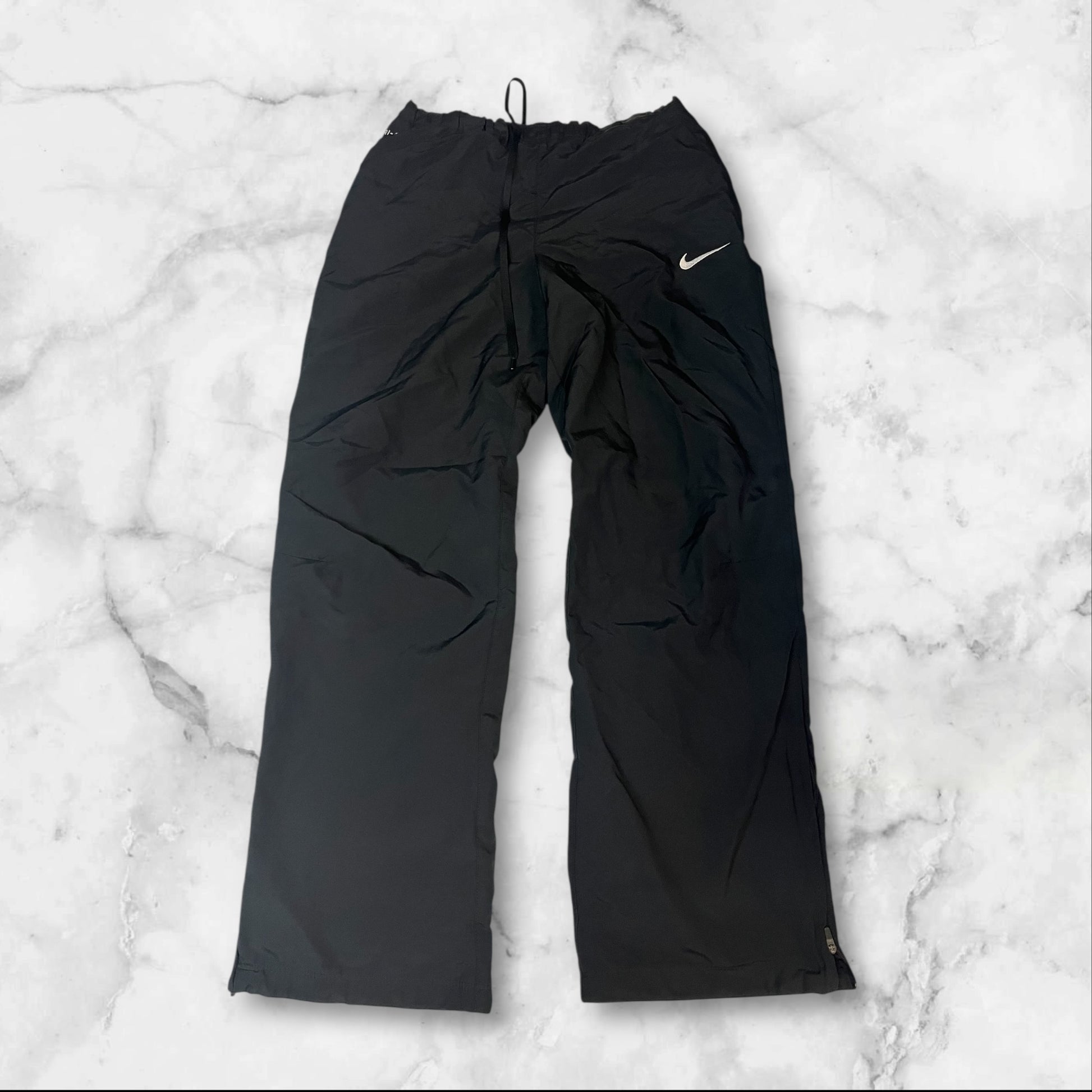 Entdecke unsere Vintage Track Pants von Nike und anderen Marken, erhältlich bei Valuxery.de - Dein Shop für trendige Vintage - Kleidung. Unsere Track Pants sind aus hochwertigen Materialien und