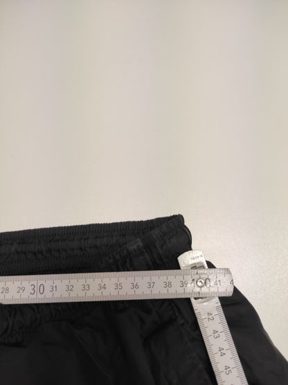 Entdecke unsere Vintage Track Pants von Nike und anderen Marken, erhältlich bei Valuxery.de - Dein Shop für trendige Vintage - Kleidung. Unsere Track Pants sind aus hochwertigen Materialien und