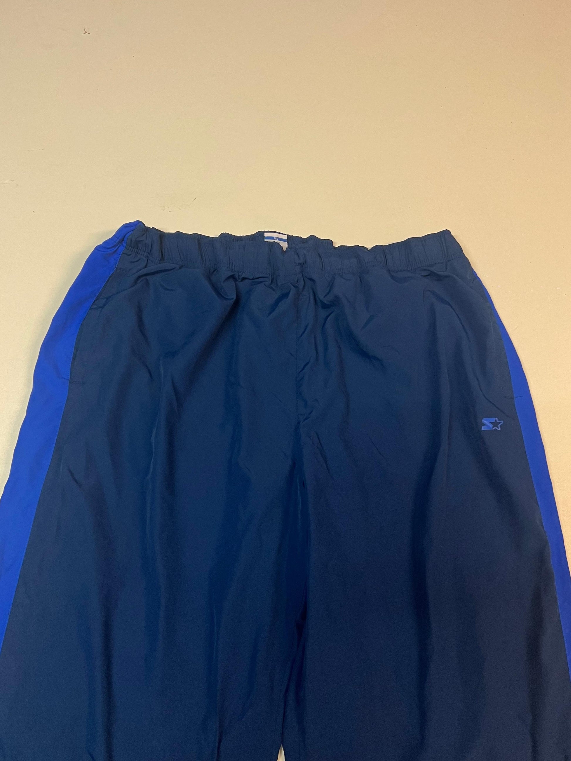 Entdecke unsere Vintage Track Pants von Nike und anderen Marken, erhältlich bei Valuxery.de - Dein Shop für trendige Vintage - Kleidung. Unsere Track Pants sind aus hochwertigen Materialien und