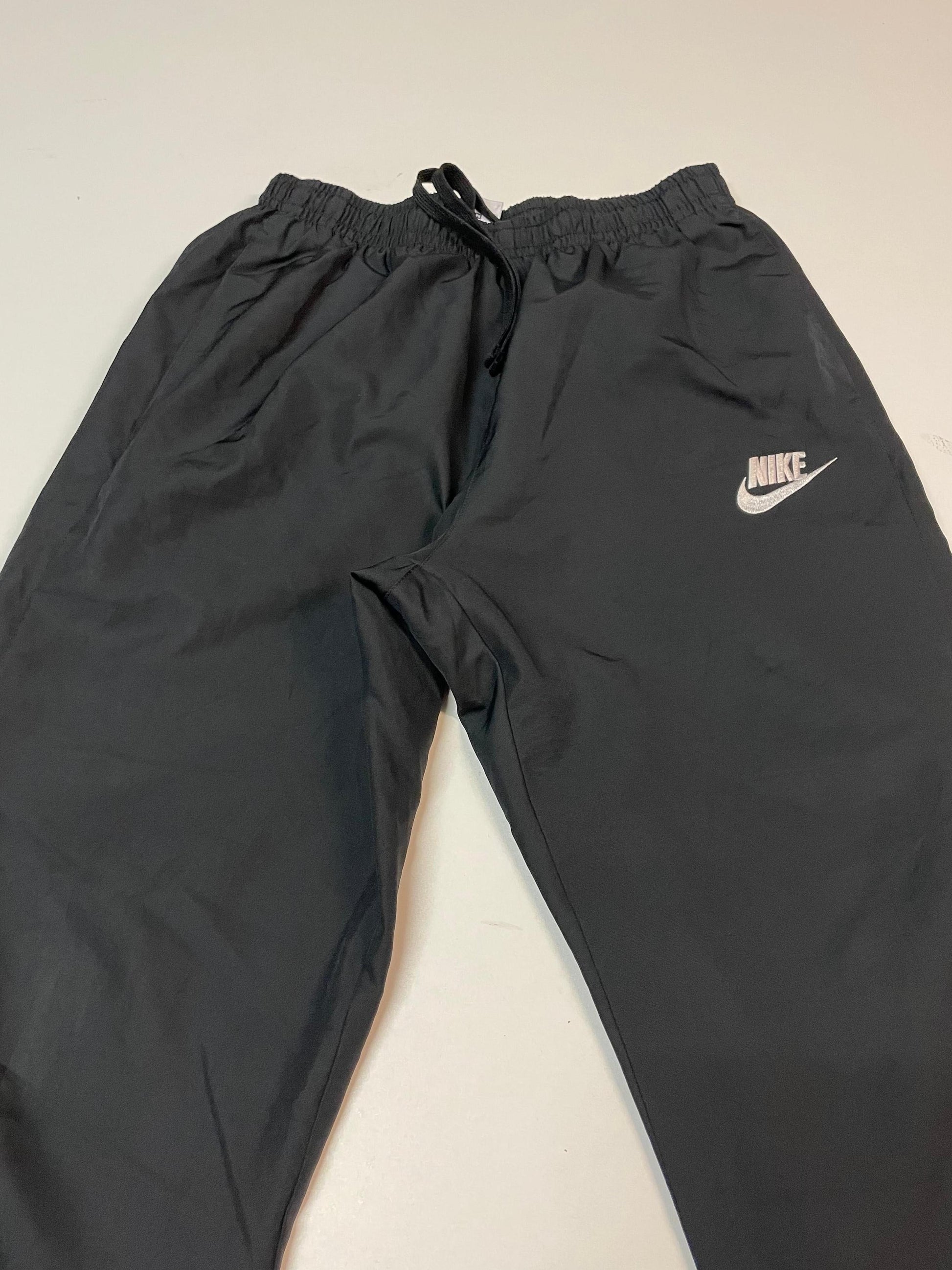 Entdecke unsere Vintage Track Pants von Nike und anderen Marken, erhältlich bei Valuxery.de - Dein Shop für trendige Vintage - Kleidung. Unsere Track Pants sind aus hochwertigen Materialien und