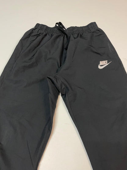 Entdecke unsere Vintage Track Pants von Nike und anderen Marken, erhältlich bei Valuxery.de - Dein Shop für trendige Vintage - Kleidung. Unsere Track Pants sind aus hochwertigen Materialien und