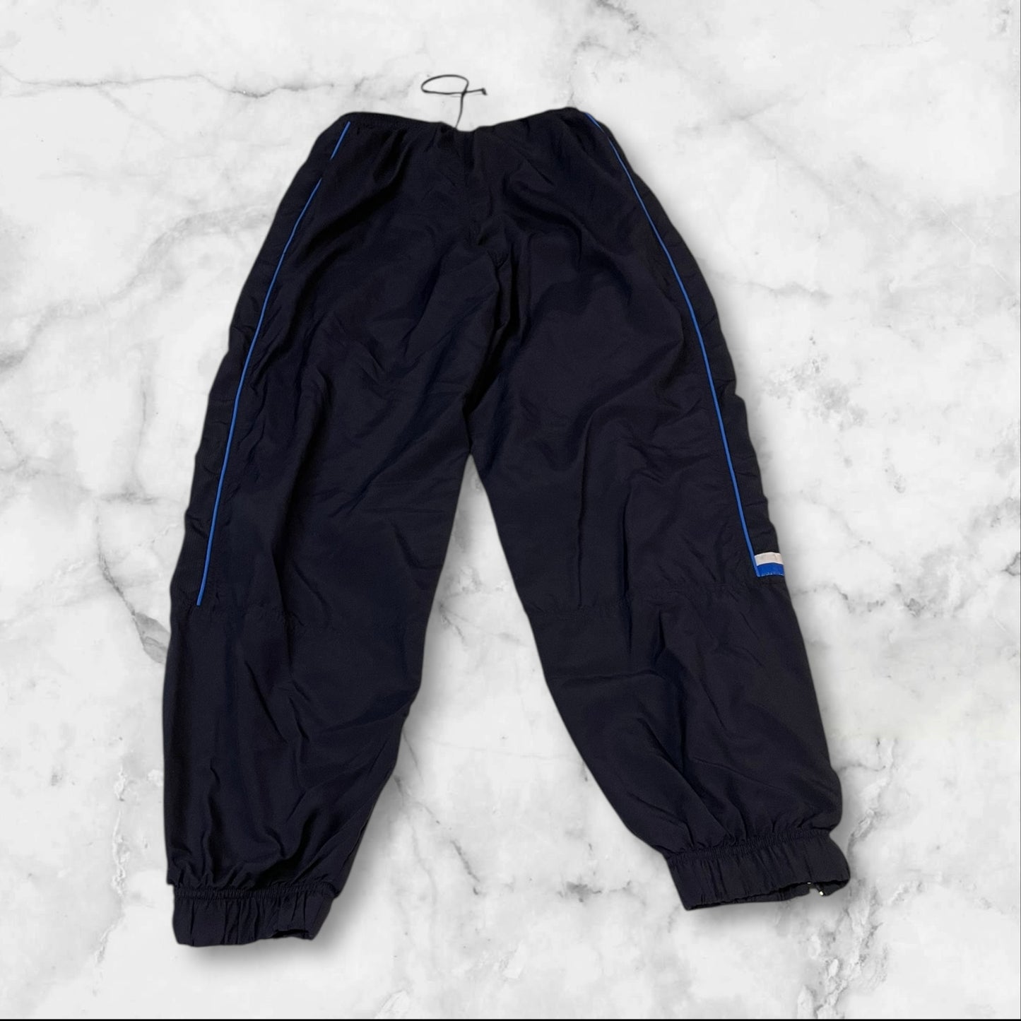 Entdecke unsere Vintage Track Pants von Nike und anderen Marken, erhältlich bei Valuxery.de - Dein Shop für trendige Vintage - Kleidung. Unsere Track Pants sind aus hochwertigen Materialien und
