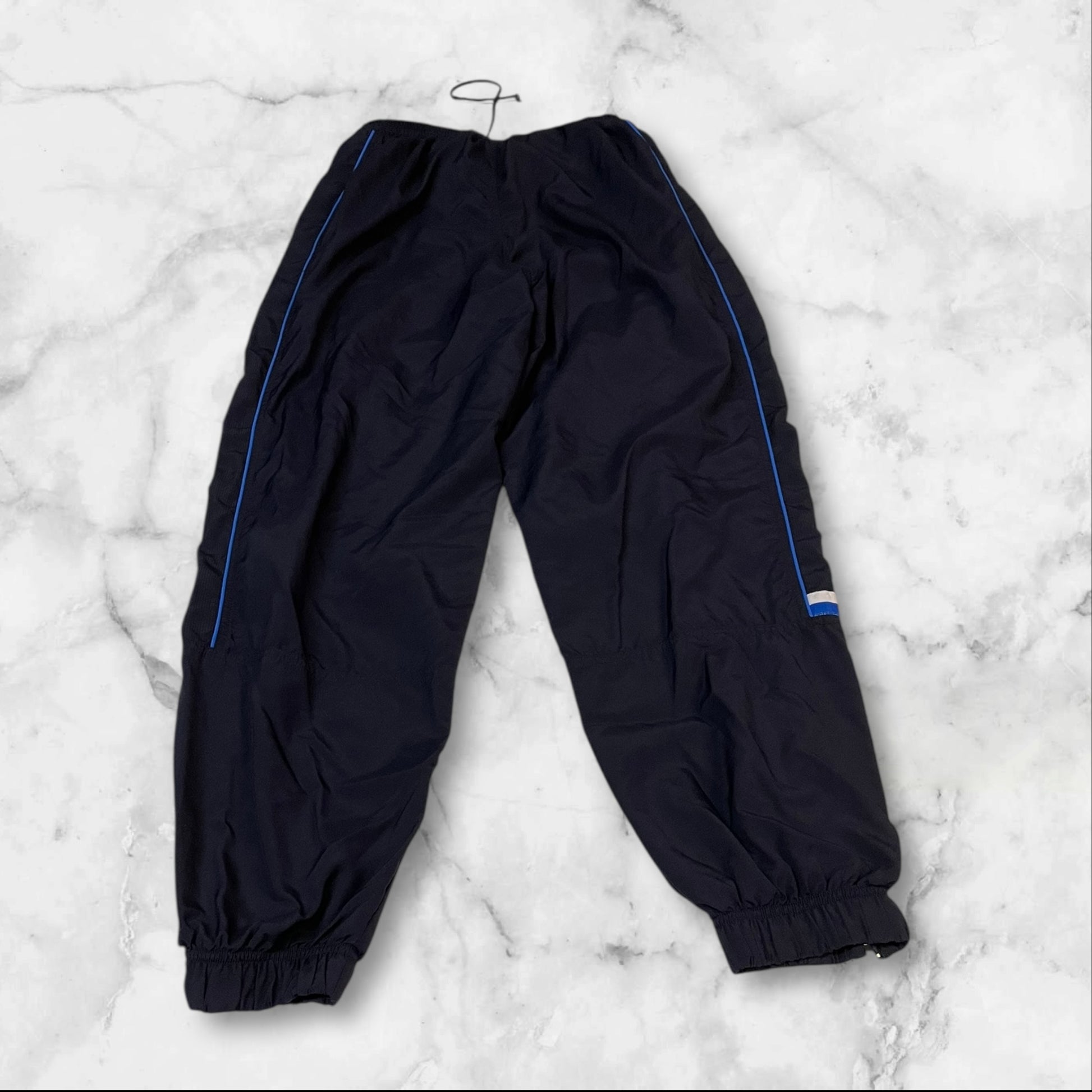 Entdecke unsere Vintage Track Pants von Nike und anderen Marken, erhältlich bei Valuxery.de - Dein Shop für trendige Vintage - Kleidung. Unsere Track Pants sind aus hochwertigen Materialien und