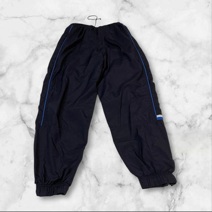 Entdecke unsere Vintage Track Pants von Nike und anderen Marken, erhältlich bei Valuxery.de - Dein Shop für trendige Vintage - Kleidung. Unsere Track Pants sind aus hochwertigen Materialien und