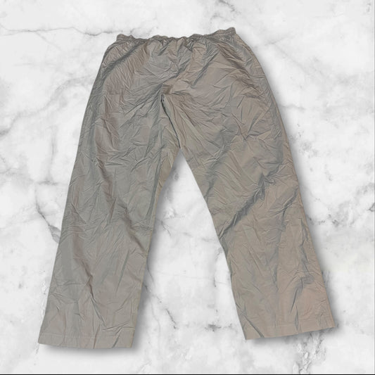 Entdecke unsere Vintage Track Pants von Nike und anderen Marken, erhältlich bei Valuxery.de - Dein Shop für trendige Vintage - Kleidung. Unsere Track Pants sind aus hochwertigen Materialien und