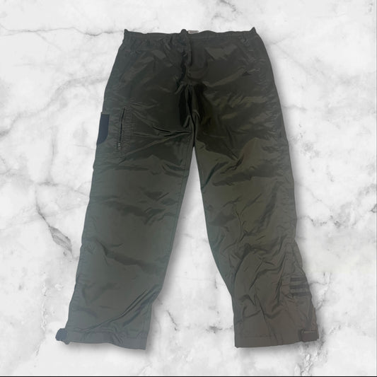 Entdecke unsere Vintage Track Pants von Nike und anderen Marken, erhältlich bei Valuxery.de - Dein Shop für trendige Vintage - Kleidung. Unsere Track Pants sind aus hochwertigen Materialien und