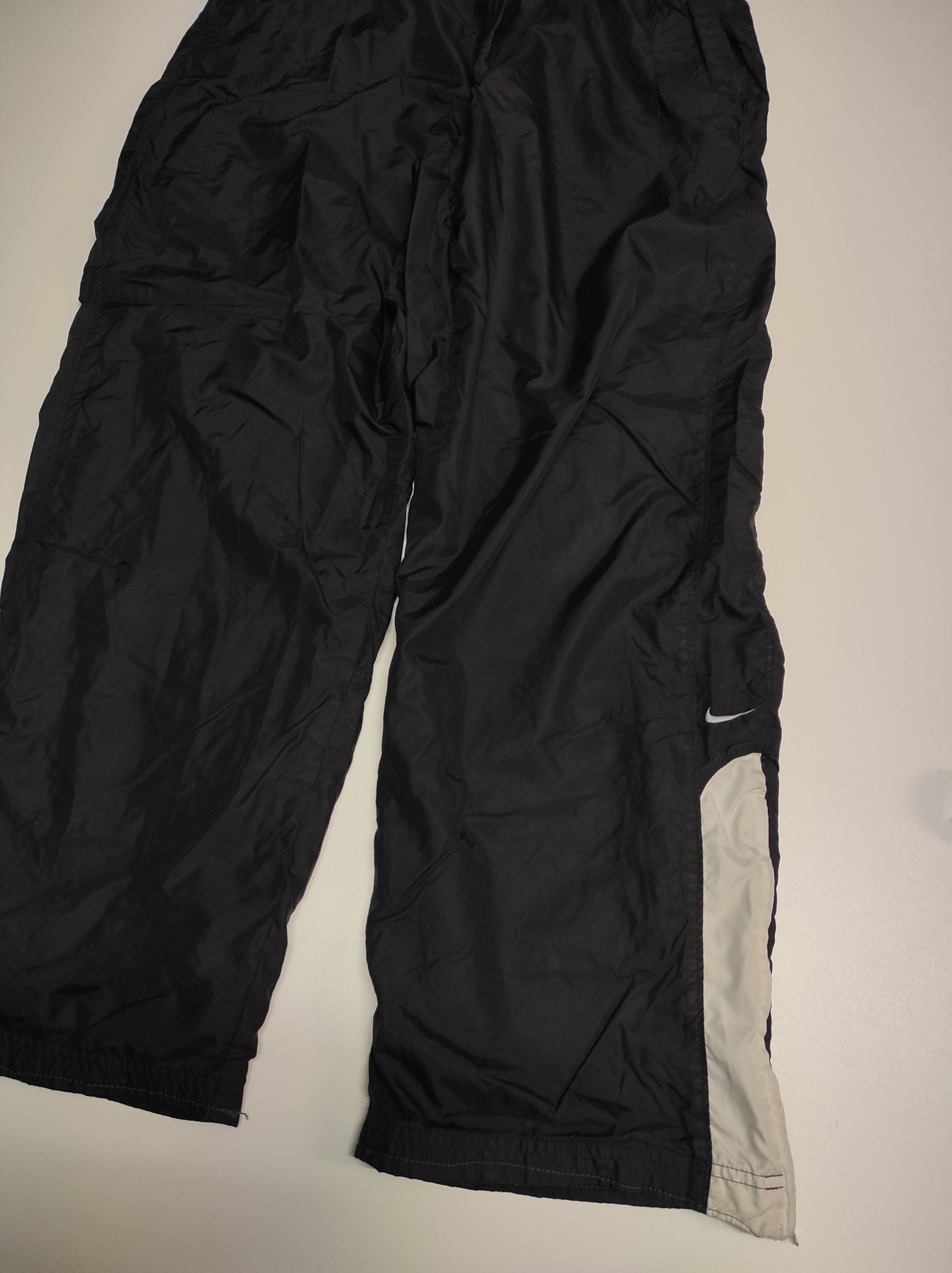Entdecke unsere Vintage Track Pants von Nike und anderen Marken, erhältlich bei Valuxery.de - Dein Shop für trendige Vintage - Kleidung. Unsere Track Pants sind aus hochwertigen Materialien und