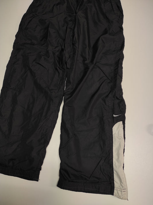 Entdecke unsere Vintage Track Pants von Nike und anderen Marken, erhältlich bei Valuxery.de - Dein Shop für trendige Vintage - Kleidung. Unsere Track Pants sind aus hochwertigen Materialien und