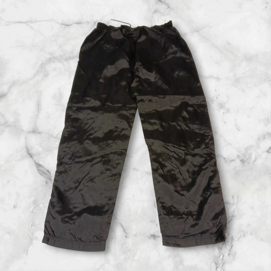 Entdecke unsere Vintage Track Pants von Nike und anderen Marken, erhältlich bei Valuxery.de - Dein Shop für trendige Vintage - Kleidung. Unsere Track Pants sind aus hochwertigen Materialien und