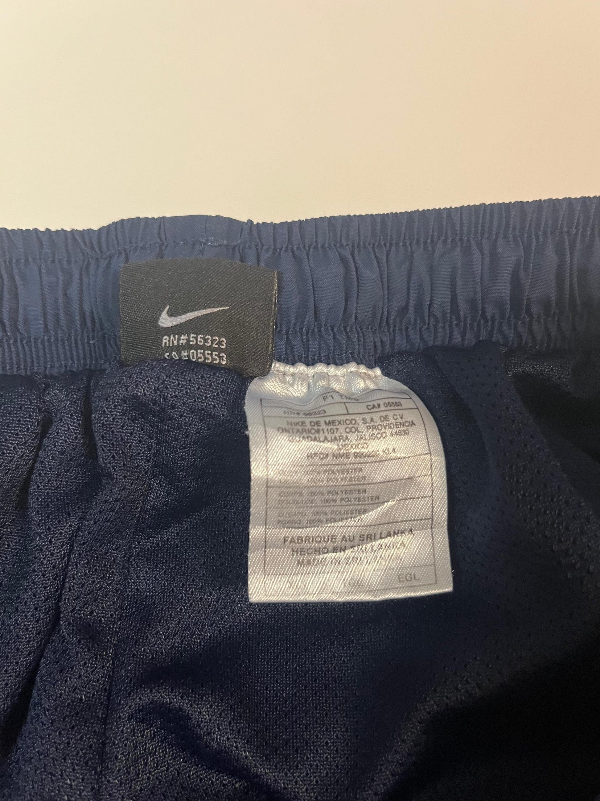 Entdecke unsere Vintage Track Pants von Nike und anderen Marken, erhältlich bei Valuxery.de - Dein Shop für trendige Vintage - Kleidung. Unsere Track Pants sind aus hochwertigen Materialien und