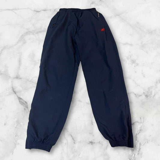 Entdecke unsere Vintage Track Pants von Nike und anderen Marken, erhältlich bei Valuxery.de - Dein Shop für trendige Vintage - Kleidung. Unsere Track Pants sind aus hochwertigen Materialien und