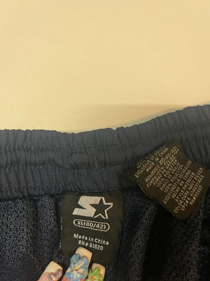 Entdecke unsere Vintage Track Pants von Nike und anderen Marken, erhältlich bei Valuxery.de - Dein Shop für trendige Vintage - Kleidung. Unsere Track Pants sind aus hochwertigen Materialien und