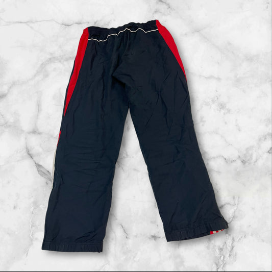 Entdecke unsere Vintage Track Pants von Nike und anderen Marken, erhältlich bei Valuxery.de - Dein Shop für trendige Vintage - Kleidung. Unsere Track Pants sind aus hochwertigen Materialien und