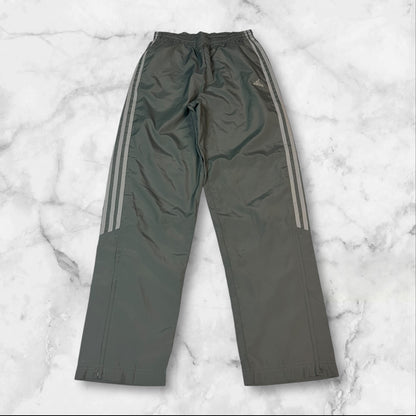 Entdecke unsere Vintage Track Pants von Nike und anderen Marken, erhältlich bei Valuxery.de - Dein Shop für trendige Vintage - Kleidung. Unsere Track Pants sind aus hochwertigen Materialien und