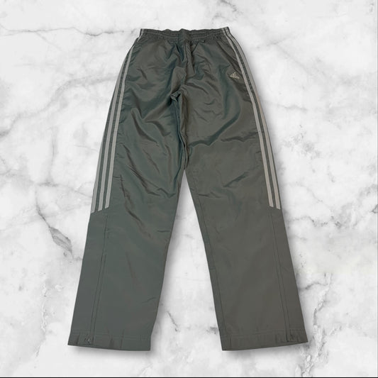 Entdecke unsere Vintage Track Pants von Nike und anderen Marken, erhältlich bei Valuxery.de - Dein Shop für trendige Vintage - Kleidung. Unsere Track Pants sind aus hochwertigen Materialien und