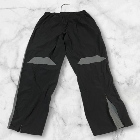 Entdecke unsere Vintage Track Pants von Nike und anderen Marken, erhältlich bei Valuxery.de - Dein Shop für trendige Vintage - Kleidung. Unsere Track Pants sind aus hochwertigen Materialien und
