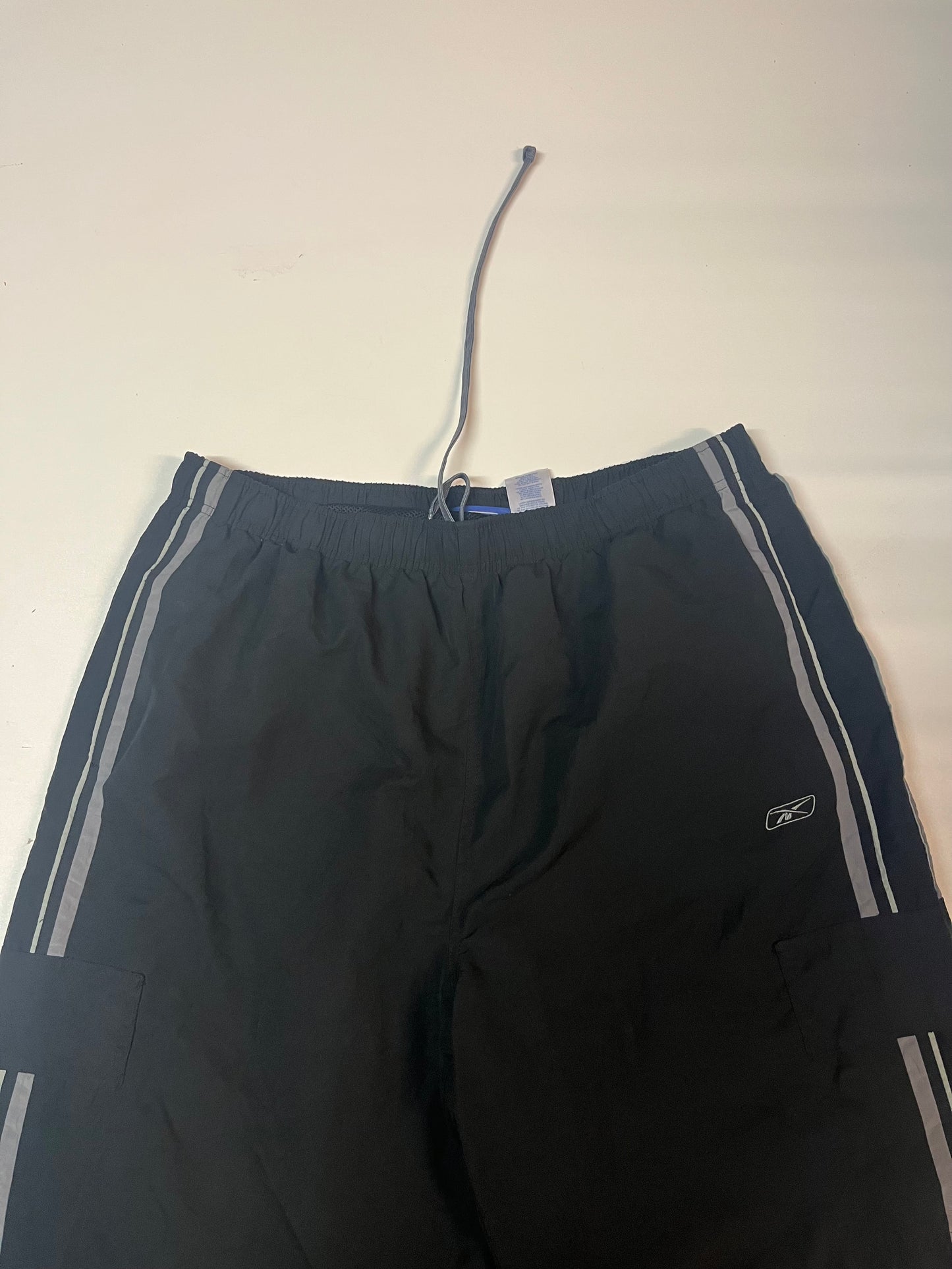 Entdecke unsere Vintage Track Pants von Nike und anderen Marken, erhältlich bei Valuxery.de - Dein Shop für trendige Vintage - Kleidung. Unsere Track Pants sind aus hochwertigen Materialien und