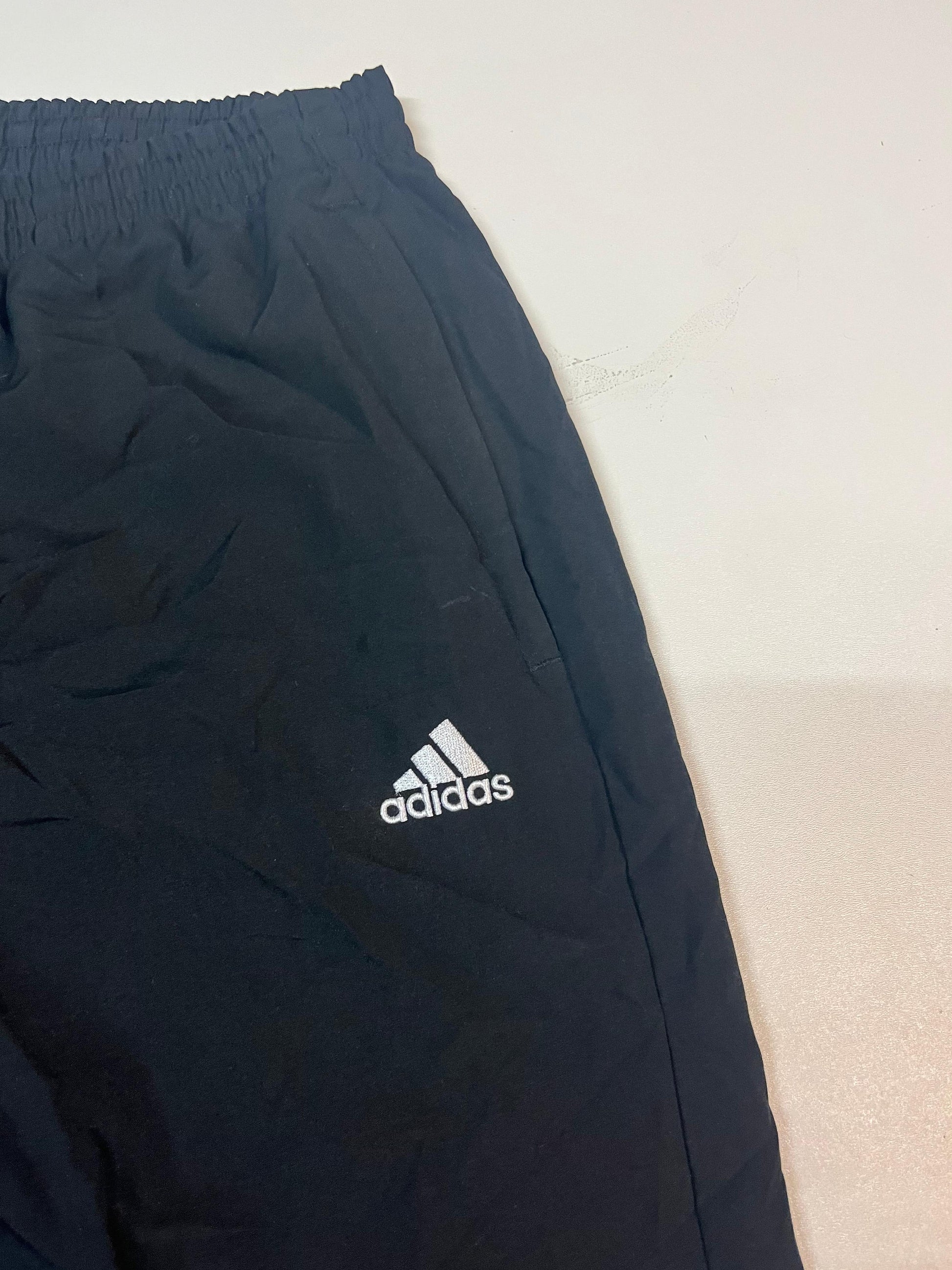 Entdecke unsere Vintage Track Pants von Nike und anderen Marken, erhältlich bei Valuxery.de - Dein Shop für trendige Vintage - Kleidung. Unsere Track Pants sind aus hochwertigen Materialien und