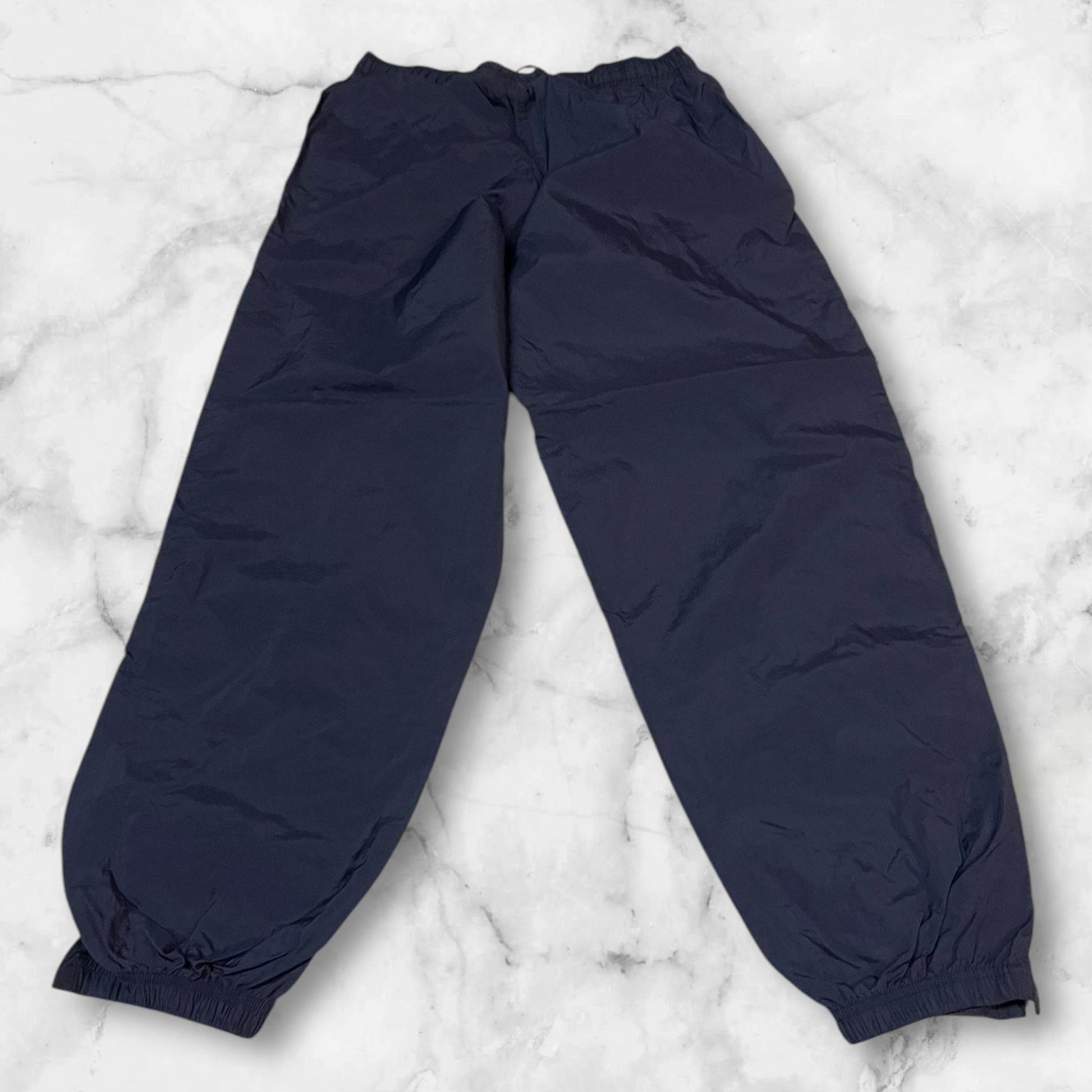 Entdecke unsere Vintage Track Pants von Nike und anderen Marken, erhältlich bei Valuxery.de - Dein Shop für trendige Vintage - Kleidung. Unsere Track Pants sind aus hochwertigen Materialien und