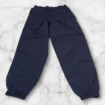 Entdecke unsere Vintage Track Pants von Nike und anderen Marken, erhältlich bei Valuxery.de - Dein Shop für trendige Vintage - Kleidung. Unsere Track Pants sind aus hochwertigen Materialien und