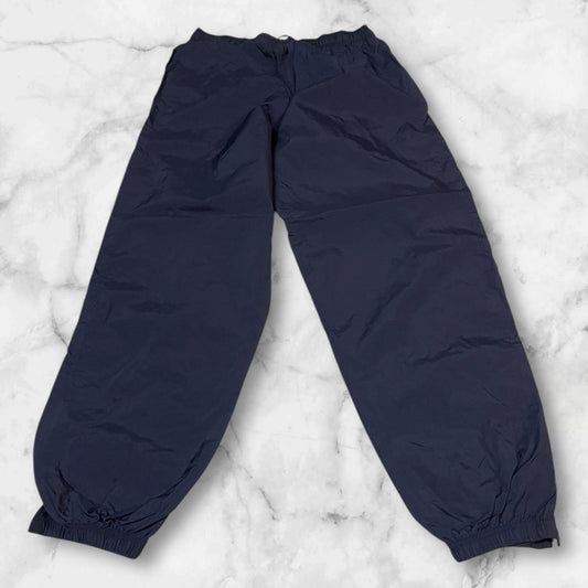 Entdecke unsere Vintage Track Pants von Nike und anderen Marken, erhältlich bei Valuxery.de - Dein Shop für trendige Vintage - Kleidung. Unsere Track Pants sind aus hochwertigen Materialien und