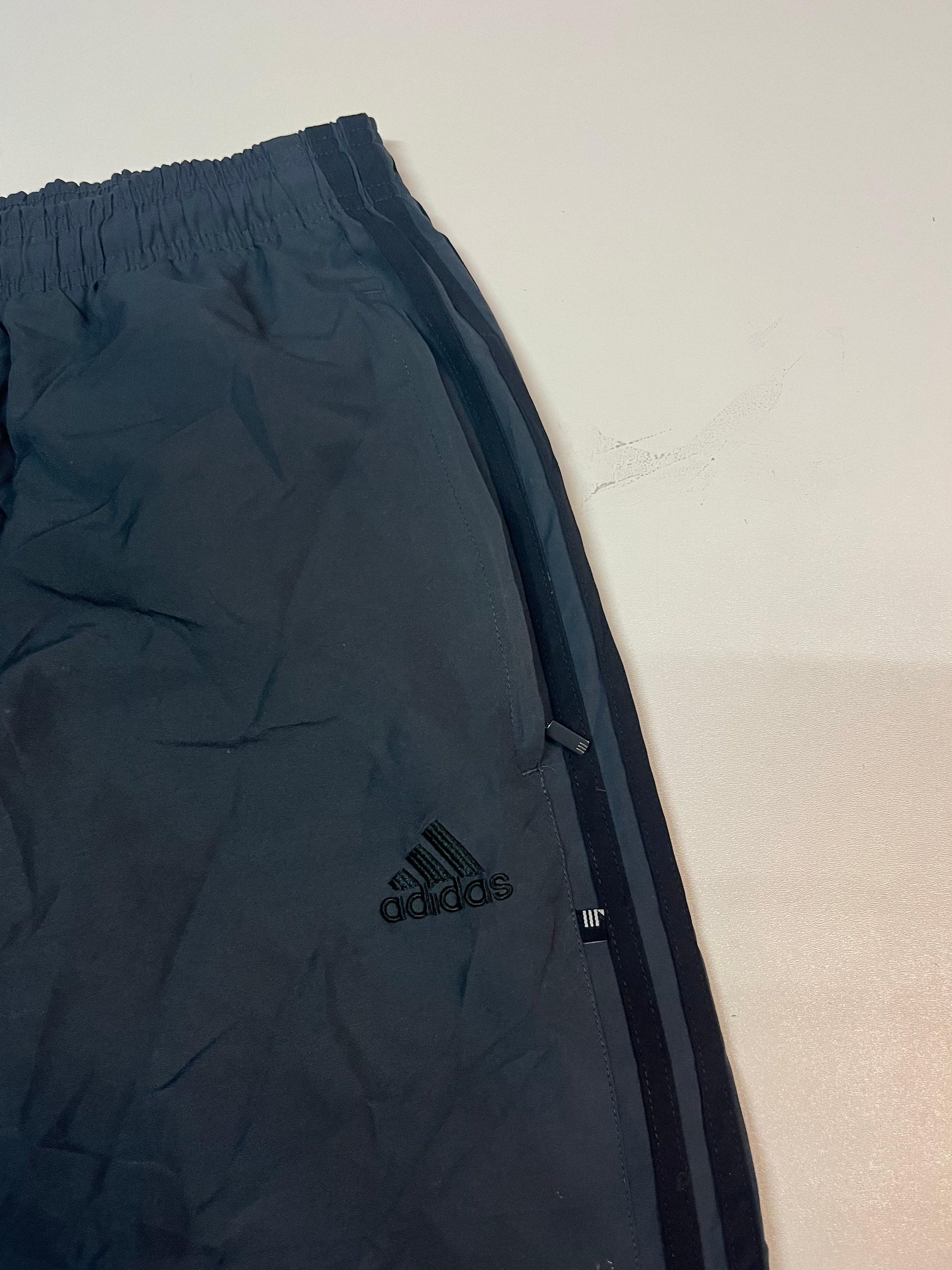 Entdecke unsere Vintage Track Pants von Nike und anderen Marken, erhältlich bei Valuxery.de - Dein Shop für trendige Vintage - Kleidung. Unsere Track Pants sind aus hochwertigen Materialien und