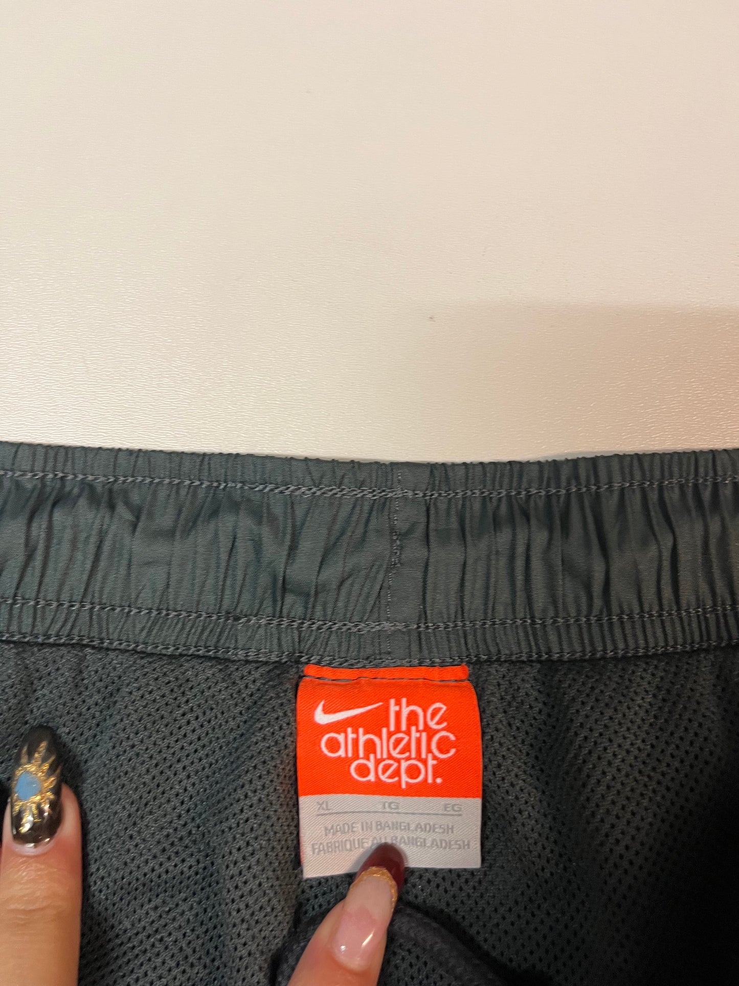 Entdecke unsere Vintage Track Pants von Nike und anderen Marken, erhältlich bei Valuxery.de - Dein Shop für trendige Vintage - Kleidung. Unsere Track Pants sind aus hochwertigen Materialien und