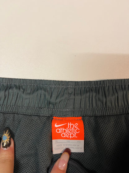 Entdecke unsere Vintage Track Pants von Nike und anderen Marken, erhältlich bei Valuxery.de - Dein Shop für trendige Vintage - Kleidung. Unsere Track Pants sind aus hochwertigen Materialien und
