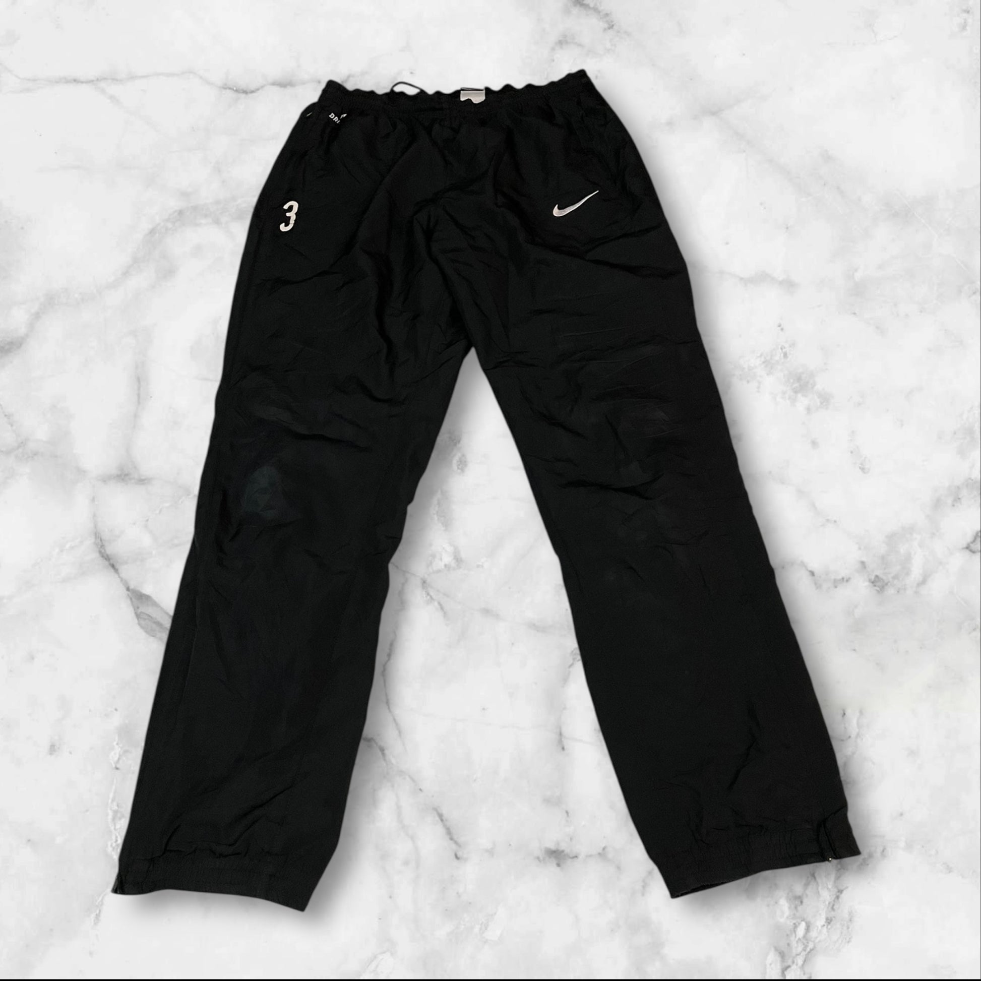 Entdecke unsere Vintage Track Pants von Nike und anderen Marken, erhältlich bei Valuxery.de - Dein Shop für trendige Vintage - Kleidung. Unsere Track Pants sind aus hochwertigen Materialien und