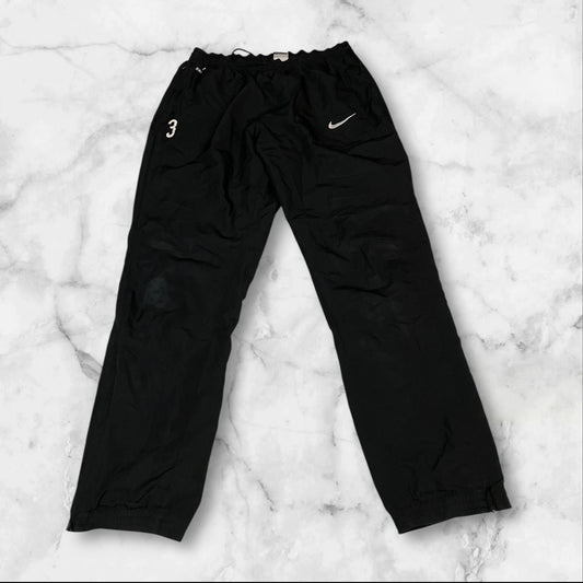 Entdecke unsere Vintage Track Pants von Nike und anderen Marken, erhältlich bei Valuxery.de - Dein Shop für trendige Vintage - Kleidung. Unsere Track Pants sind aus hochwertigen Materialien und