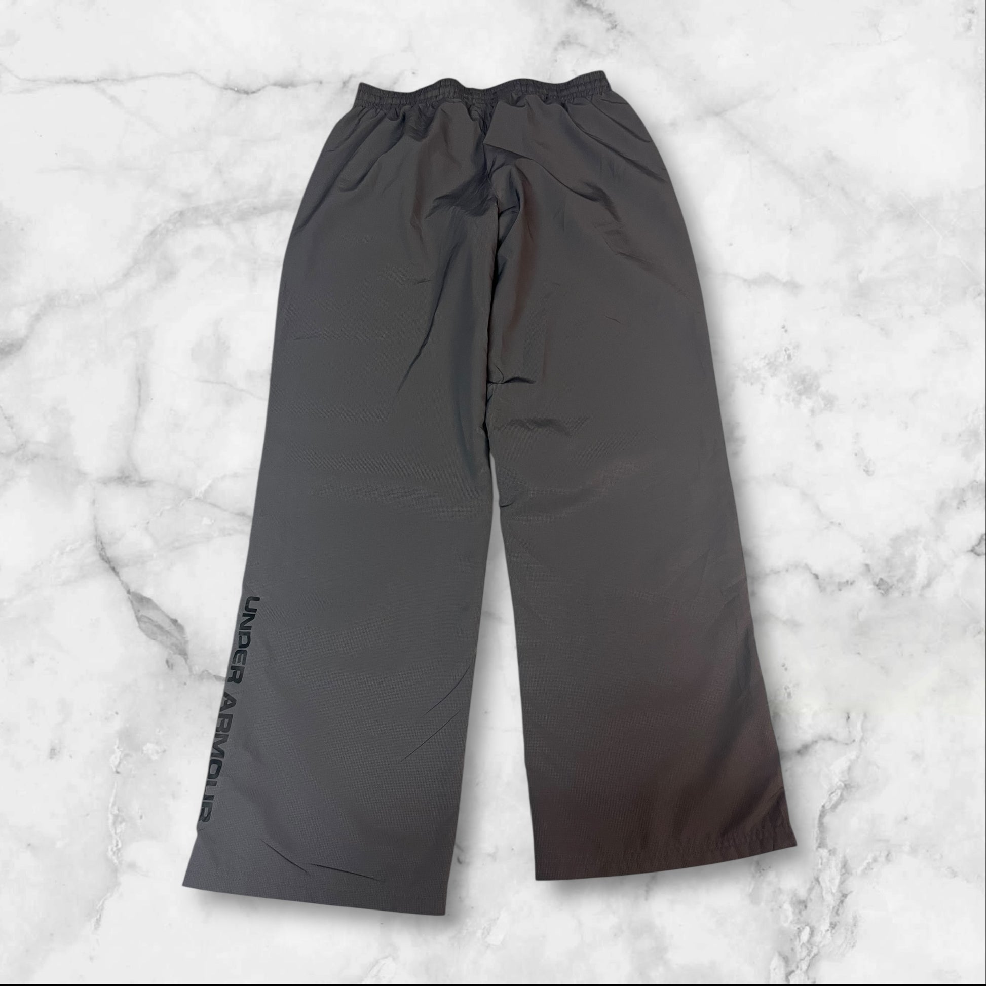 Entdecke unsere Vintage Track Pants von Nike und anderen Marken, erhältlich bei Valuxery.de - Dein Shop für trendige Vintage - Kleidung. Unsere Track Pants sind aus hochwertigen Materialien und
