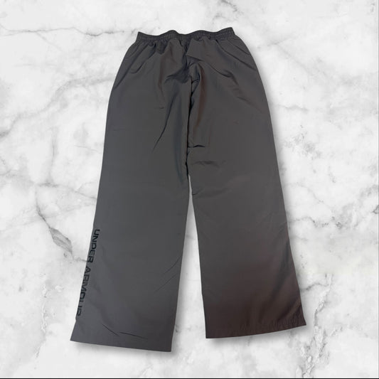 Entdecke unsere Vintage Track Pants von Nike und anderen Marken, erhältlich bei Valuxery.de - Dein Shop für trendige Vintage - Kleidung. Unsere Track Pants sind aus hochwertigen Materialien und