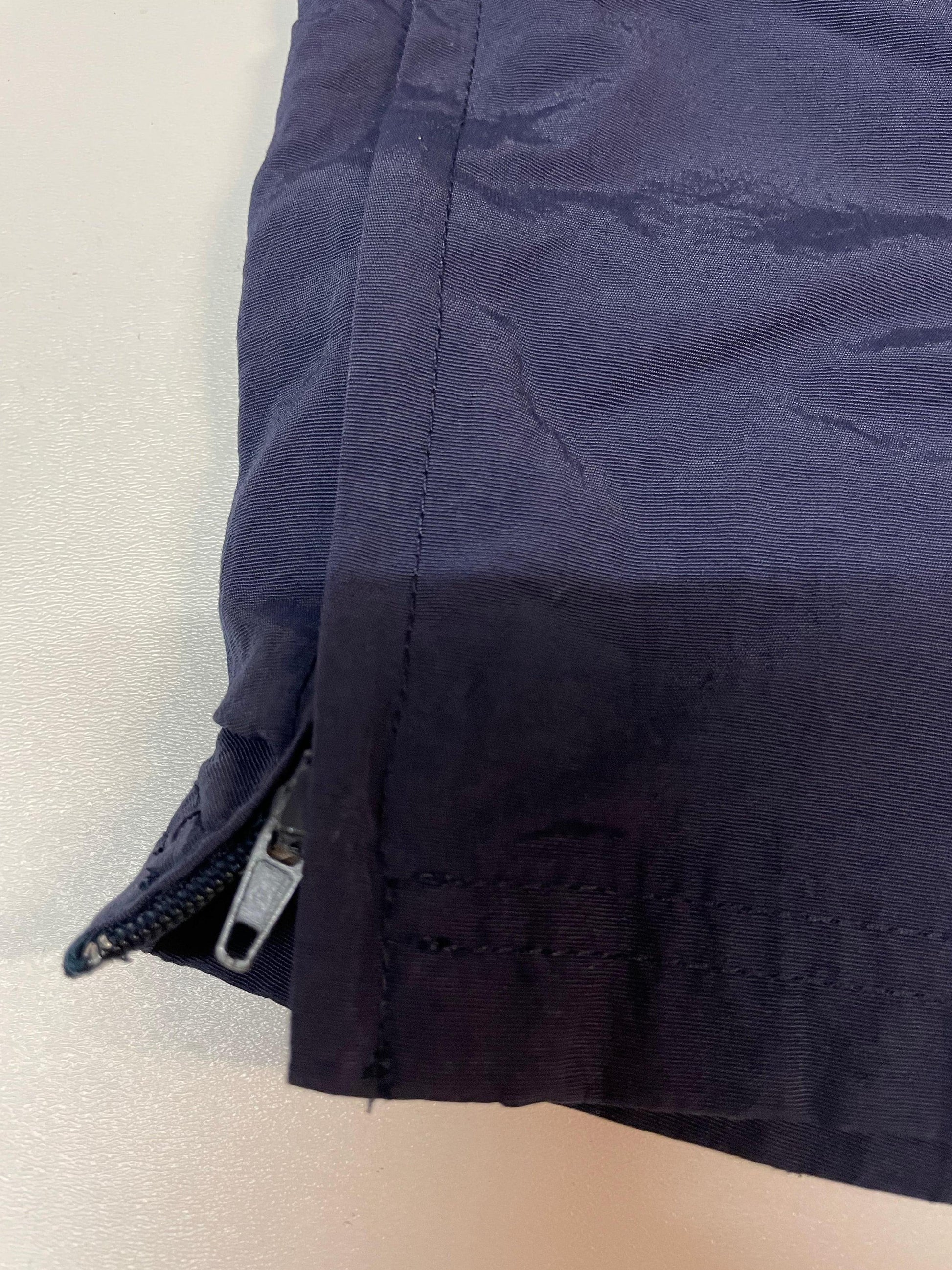 Entdecke unsere Vintage Track Pants von Nike und anderen Marken, erhältlich bei Valuxery.de - Dein Shop für trendige Vintage - Kleidung. Unsere Track Pants sind aus hochwertigen Materialien und