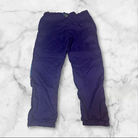 Entdecke unsere Vintage Track Pants von Nike und anderen Marken, erhältlich bei Valuxery.de - Dein Shop für trendige Vintage - Kleidung. Unsere Track Pants sind aus hochwertigen Materialien und