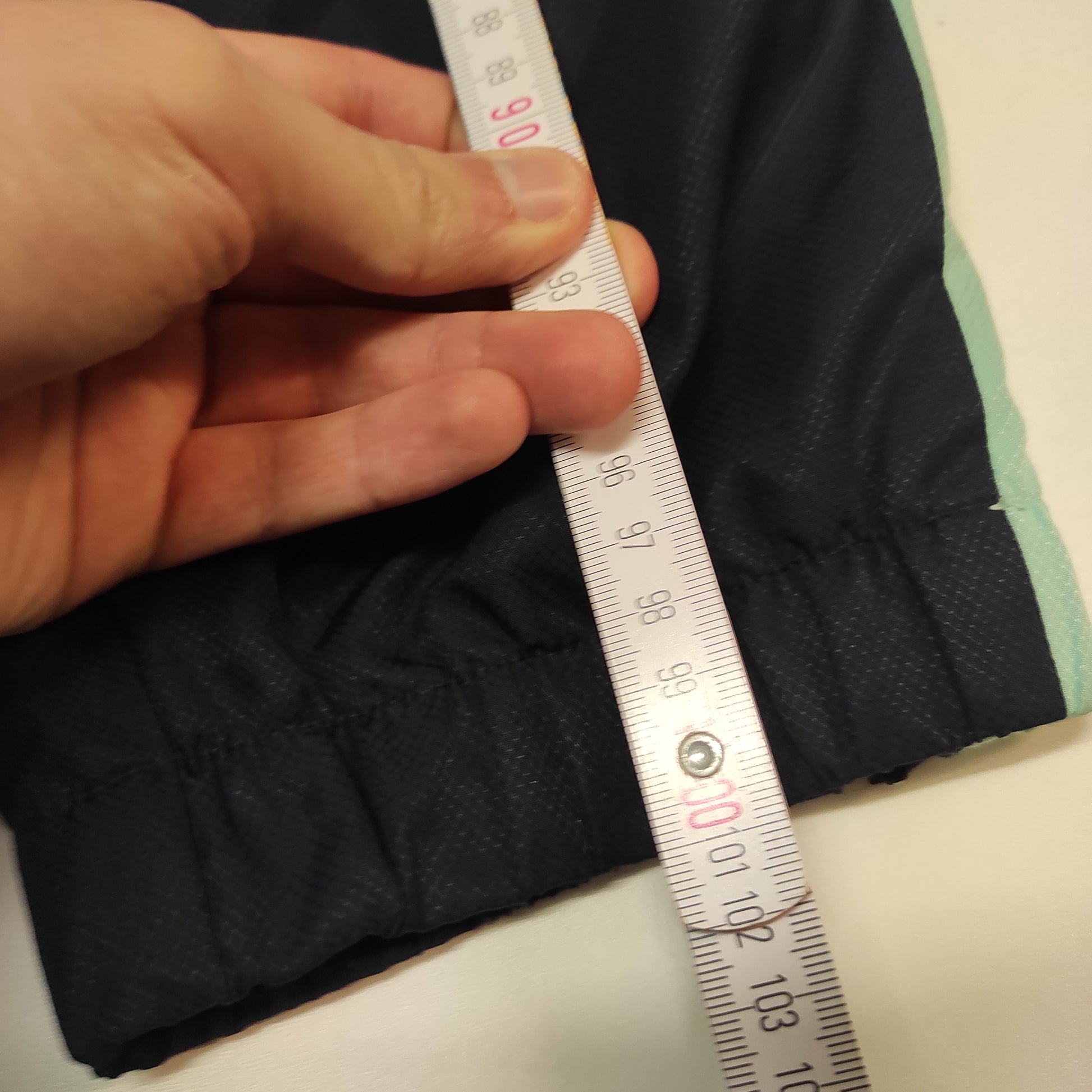 Entdecke unsere Vintage Track Pants von Nike und anderen Marken, erhältlich bei Valuxery.de - Dein Shop für trendige Vintage - Kleidung. Unsere Track Pants sind aus hochwertigen Materialien und