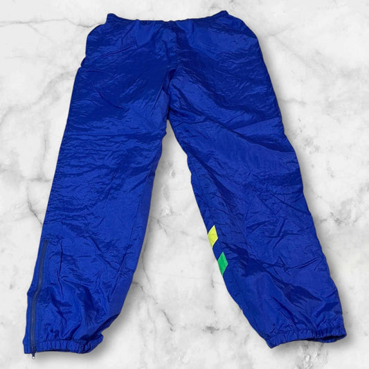 Entdecke unsere Vintage Track Pants von Nike und anderen Marken, erhältlich bei Valuxery.de - Dein Shop für trendige Vintage - Kleidung. Unsere Track Pants sind aus hochwertigen Materialien und