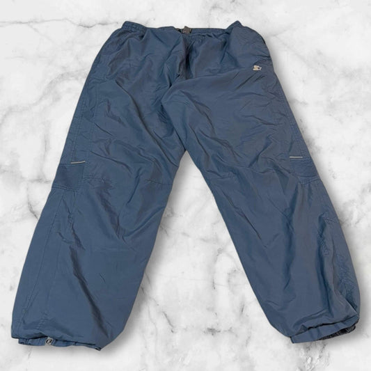 Entdecke unsere Vintage Track Pants von Nike und anderen Marken, erhältlich bei Valuxery.de - Dein Shop für trendige Vintage - Kleidung. Unsere Track Pants sind aus hochwertigen Materialien und