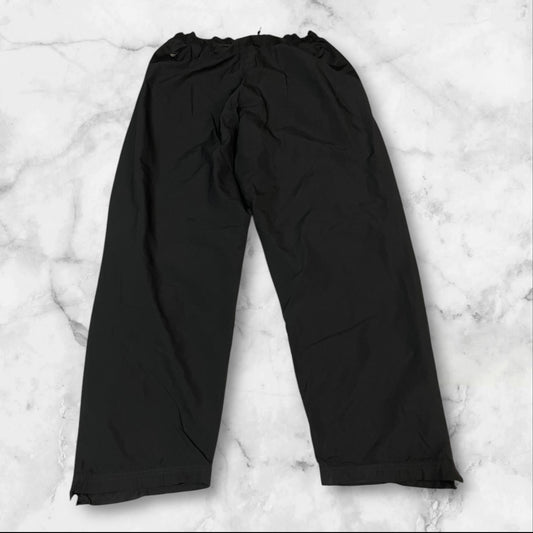 Entdecke unsere Vintage Track Pants von Nike und anderen Marken, erhältlich bei Valuxery.de - Dein Shop für trendige Vintage - Kleidung. Unsere Track Pants sind aus hochwertigen Materialien und