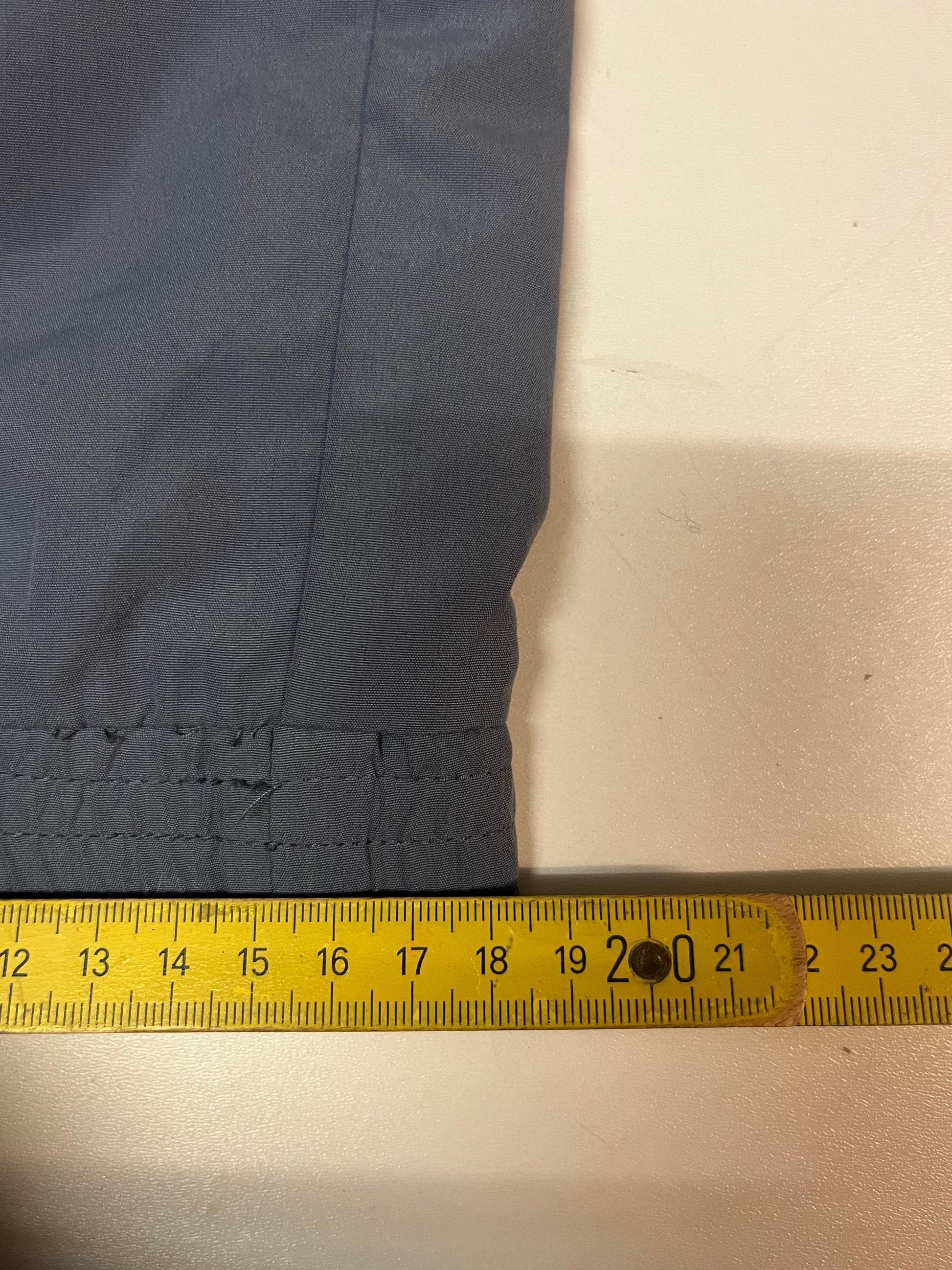 Entdecke unsere Vintage Track Pants von Nike und anderen Marken, erhältlich bei Valuxery.de - Dein Shop für trendige Vintage - Kleidung. Unsere Track Pants sind aus hochwertigen Materialien und