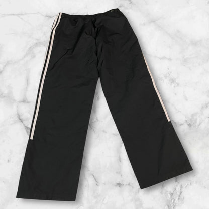 Entdecke unsere Vintage Track Pants von Nike und anderen Marken, erhältlich bei Valuxery.de - Dein Shop für trendige Vintage - Kleidung. Unsere Track Pants sind aus hochwertigen Materialien und