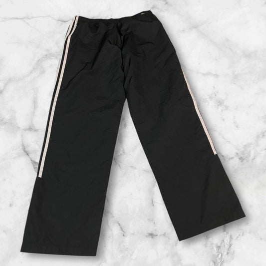 Entdecke unsere Vintage Track Pants von Nike und anderen Marken, erhältlich bei Valuxery.de - Dein Shop für trendige Vintage - Kleidung. Unsere Track Pants sind aus hochwertigen Materialien und