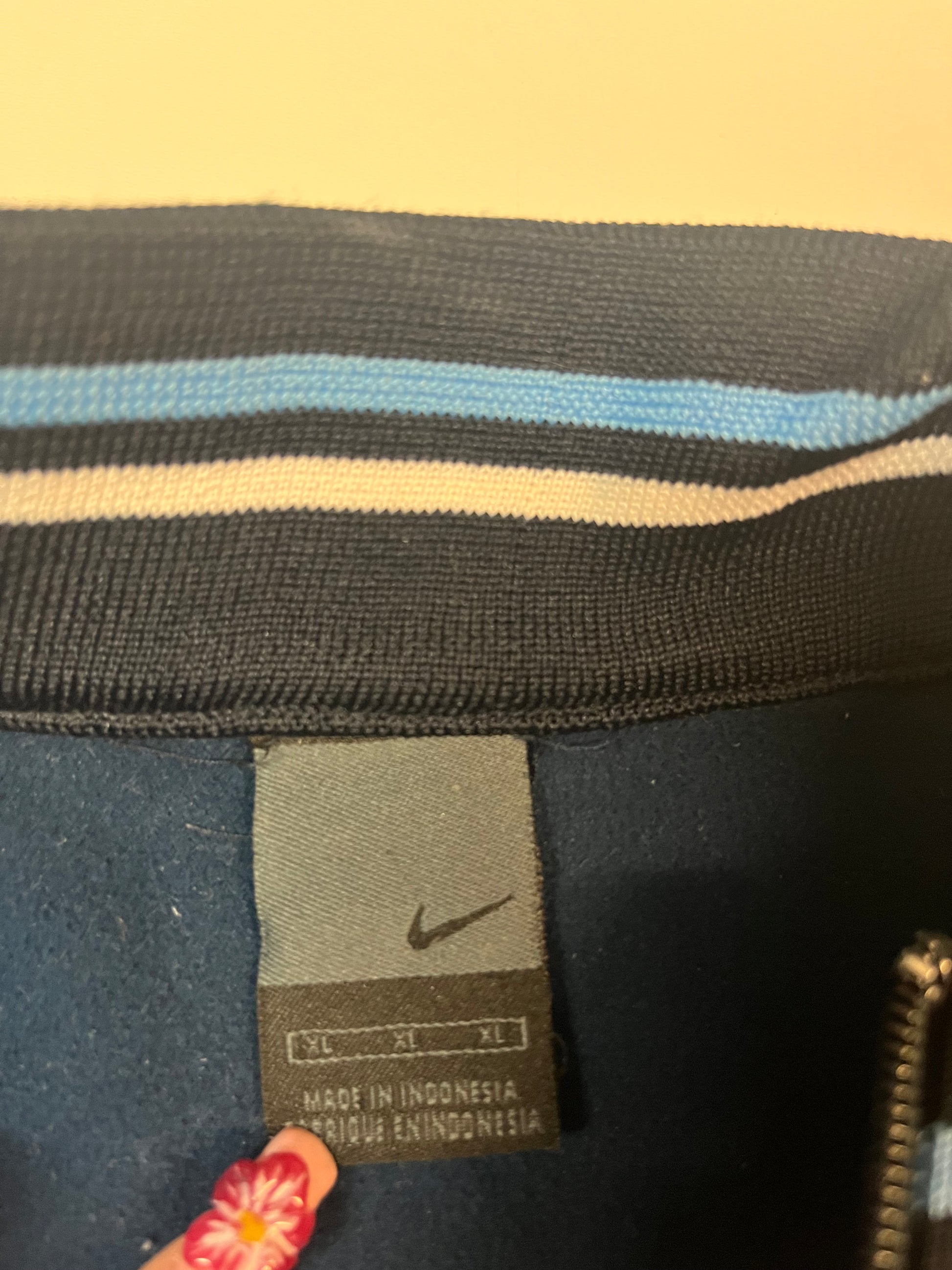 Entdecke unsere Vintage Track Pants von Nike und anderen Marken, erhältlich bei Valuxery.de - Dein Shop für trendige Vintage - Kleidung. Unsere Track Pants sind aus hochwertigen Materialien und