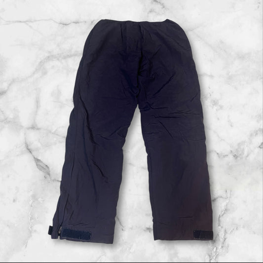 Entdecke unsere Vintage Track Pants von Nike und anderen Marken, erhältlich bei Valuxery.de - Dein Shop für trendige Vintage - Kleidung. Unsere Track Pants sind aus hochwertigen Materialien und