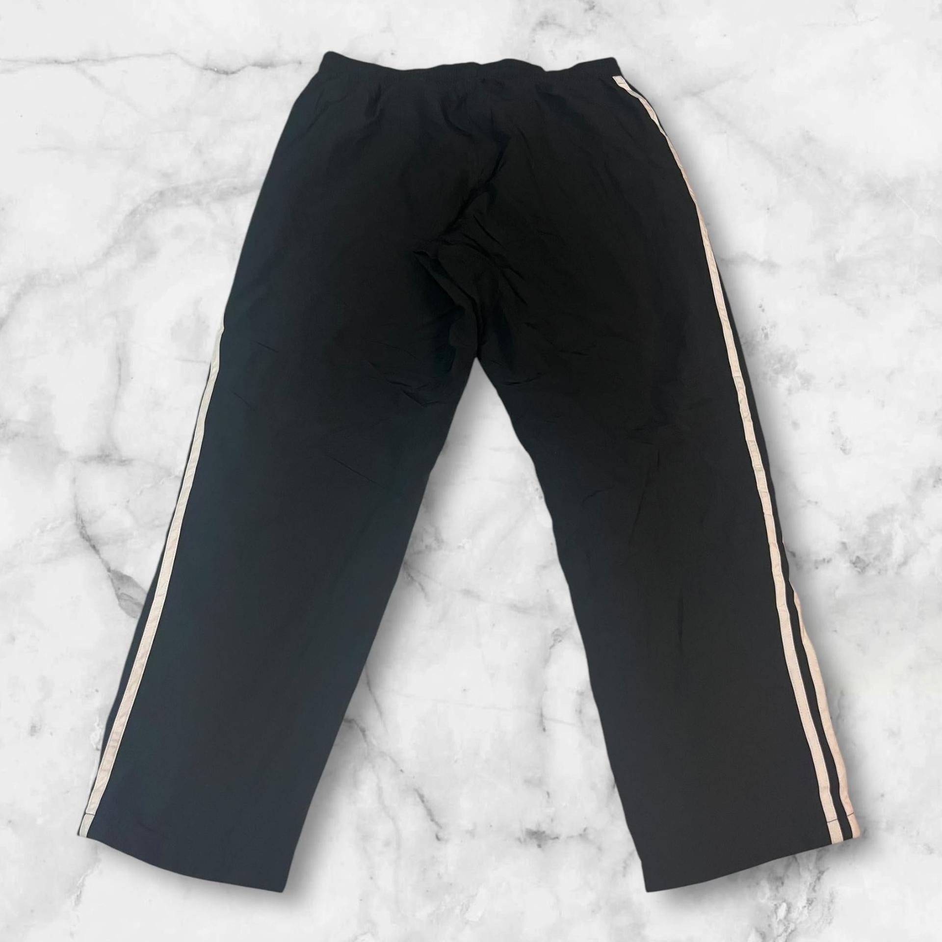 Entdecke unsere Vintage Track Pants von Nike und anderen Marken, erhältlich bei Valuxery.de - Dein Shop für trendige Vintage - Kleidung. Unsere Track Pants sind aus hochwertigen Materialien und