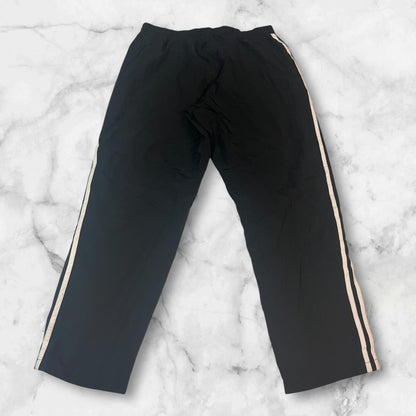 Entdecke unsere Vintage Track Pants von Nike und anderen Marken, erhältlich bei Valuxery.de - Dein Shop für trendige Vintage - Kleidung. Unsere Track Pants sind aus hochwertigen Materialien und