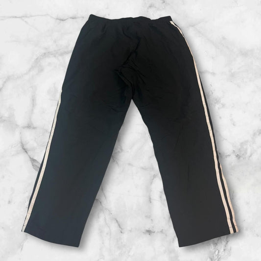 Entdecke unsere Vintage Track Pants von Nike und anderen Marken, erhältlich bei Valuxery.de - Dein Shop für trendige Vintage - Kleidung. Unsere Track Pants sind aus hochwertigen Materialien und