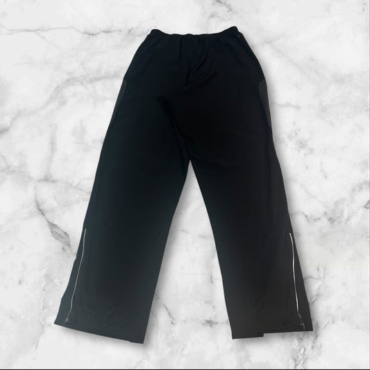Entdecke unsere Vintage Track Pants von Nike und anderen Marken, erhältlich bei Valuxery.de - Dein Shop für trendige Vintage - Kleidung. Unsere Track Pants sind aus hochwertigen Materialien und
