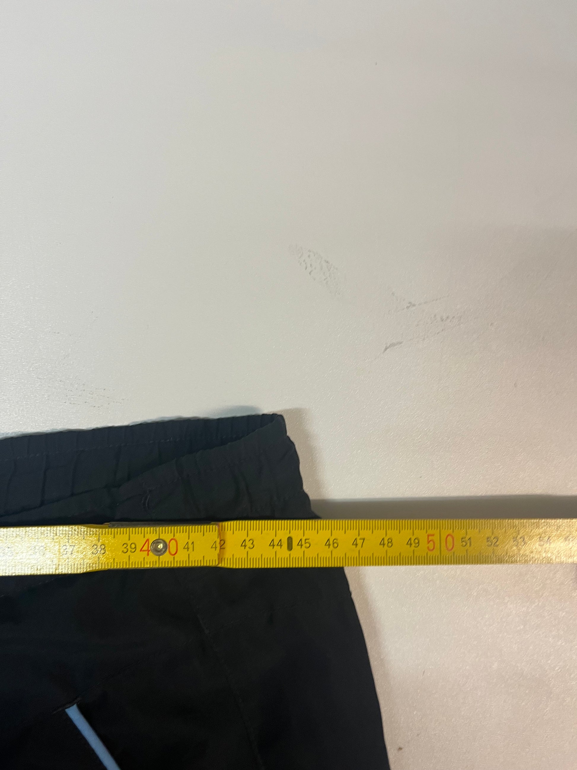 Entdecke unsere Vintage Track Pants von Nike und anderen Marken, erhältlich bei Valuxery.de - Dein Shop für trendige Vintage - Kleidung. Unsere Track Pants sind aus hochwertigen Materialien und